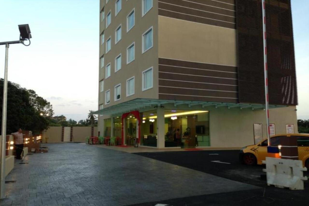 Caspari Hotel Tampin Esterno foto