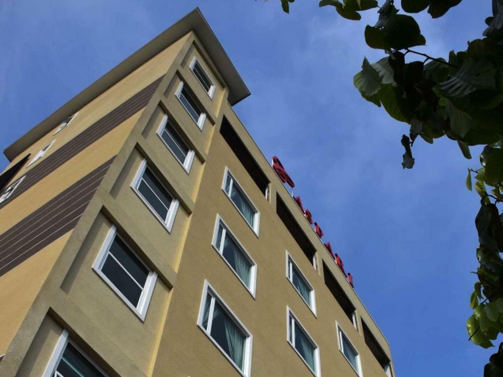 Caspari Hotel Tampin Esterno foto
